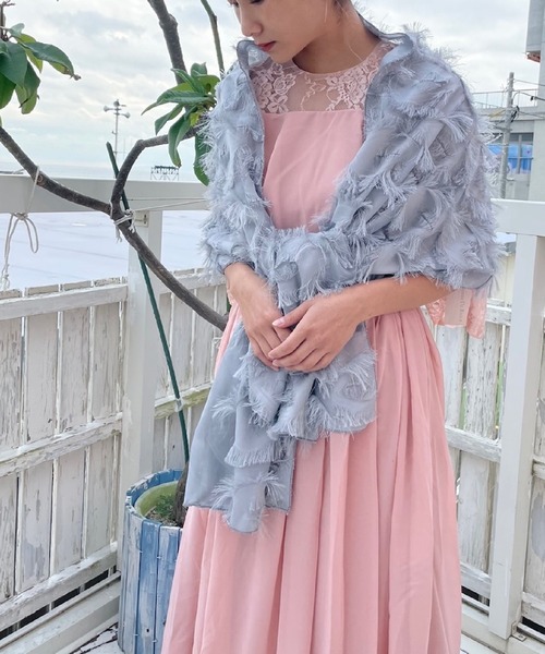 Ritomo De Ricco(リトモ・デ・リコ)の「ドレスに!フェザーデザインエレガントショール(ストール/ショール・レディース・グレー/ブラック・FREE)」の4枚目の写真