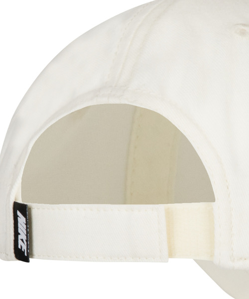 NIKE（ナイキ）の「NIKE/ナイキ キッズ キャップ SWOOSH CURVE BRIM 8A2972-782（キャップ・キッズ・ホワイト・FREE）」の4枚目の写真