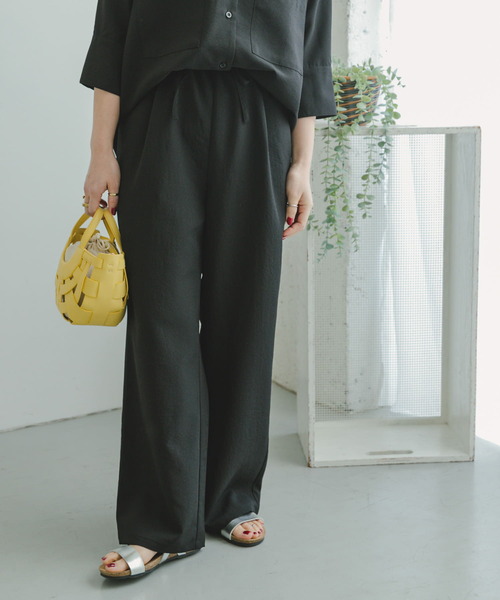 ITEMS URBANRESEARCH(アイテムズ アーバンリサーチ)の「『UR TECH DRYLUXE』イージーケアワイドパンツ(その他パンツ・レディース・モカ/ブラック/ブルー/ブラウン/グレー系その他・FREE)」の2枚目の写真