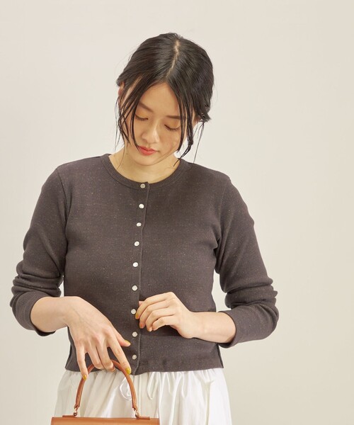 SHIPS（シップス）の「〈手洗い可能〉PLA ライト テレコ ショート カーディガン◇（カーディガン/ボレロ・レディース・ダークグレー/イエロー/オフホワイト・ONE SIZE）」の2枚目の写真