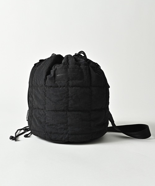 ADAM PATEK(アダムパテック)の「【ADAMPATEK/アダムパテック】SQUARE QUILT MINI DRAWSTRING BAG / スクエア型キルティングミニショルダーバッグ(ショルダーバッグ・メンズ・ホワイト/ブラック/ブルー・FREE)」の1枚目の写真