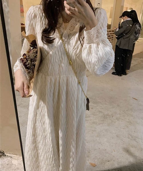 gossip！ロサンゼルス（ゴシップロサンゼルス）の「レース付きパフスリーブＶネックドット柄ロングワンピース（ワンピース・レディース・オフホワイト/ブラック・FREE/M）」の5枚目の写真