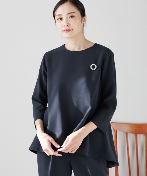 Elura（エルーラ）の「セレモニー&お祝いペプラムブラウス（シャツ/ブラウス・レディース・グレイッシュベージュ/ネイビー/ブラック・MEDIUM/SMALL/LARGE）」の3枚目の写真