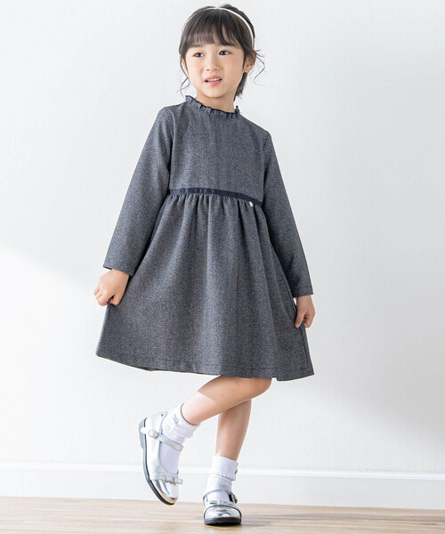 BeBe Petits Pois Vert（ベベプチポワヴェール）の「【お揃い】リボン付きチェック無地ワンピース(110~130㎝)（ワンピース・キッズ・ブルー系その他2/ブラック・110cm/130cm/120cm）」の7枚目の写真