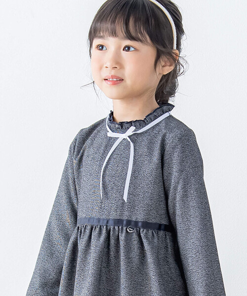 BeBe Petits Pois Vert（ベベプチポワヴェール）の「【お揃い】リボン付きチェック無地ワンピース(110~130㎝)（ワンピース・キッズ・ブルー系その他2/ブラック・110cm/130cm/120cm）」の6枚目の写真