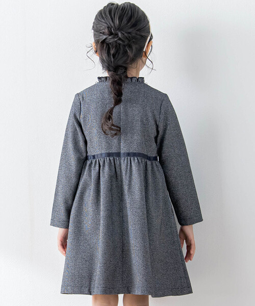 BeBe Petits Pois Vert（ベベプチポワヴェール）の「【お揃い】リボン付きチェック無地ワンピース(110~130㎝)（ワンピース・キッズ・ブルー系その他2/ブラック・110cm/130cm/120cm）」の5枚目の写真