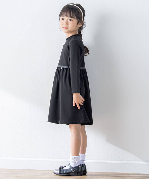 BeBe Petits Pois Vert（ベベプチポワヴェール）の「【お揃い】リボン付きチェック無地ワンピース(110~130㎝)（ワンピース・キッズ・ブルー系その他2/ブラック・110cm/130cm/120cm）」の3枚目の写真