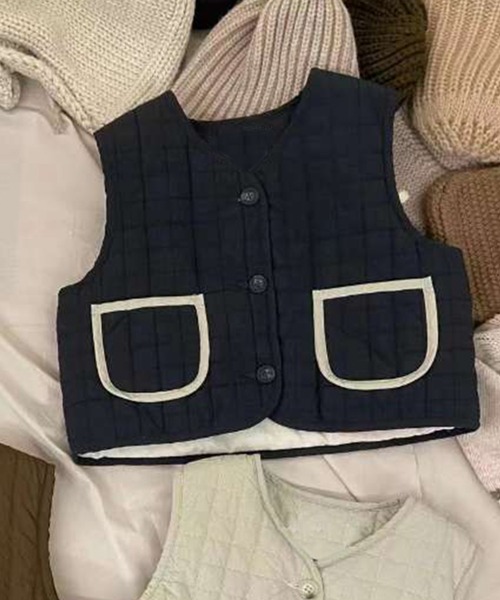aimoha(アイモハ)の「【aimoha-KIDS-】子供服 パッチポケット付き中綿ベスト(ベスト・キッズ・チョコ/ベージュ/ネイビー・80/90/100/110/120)」の1枚目の写真