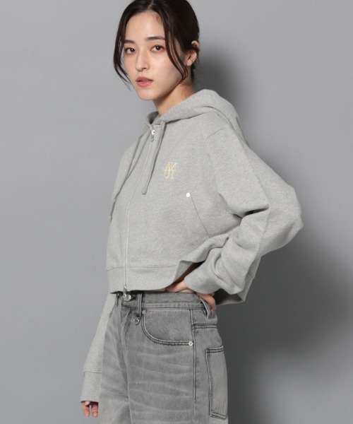 Anui（アニュイ）の「【UNISEX】ボクシーロゴZIPパーカー（パーカー・レディース・レッド/グレー/ブラック・SMALL/MEDIUM/LARGE）」の3枚目の写真