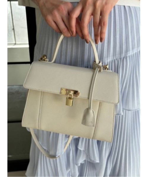 SNIDEL(スナイデル)の「カバーパッドロックバッグ(ショルダーバッグ・レディース・アイボリー/モカ/ライトブルー・FREE)」の4枚目の写真