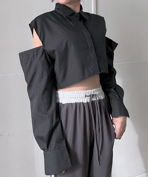 Jewelobe（ジュエローブ）の「ショルダーカットアウトクロップドシャツ（シャツ/ブラウス・レディース・ピンク/ホワイト/ブラック・FREE）」の2枚目の写真
