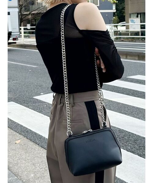 MURUA（ムルーア）の「トライアングルチェーンポシェット（ハンドバッグ・レディース・ブラック/ホワイト・FREE）」の2枚目の写真