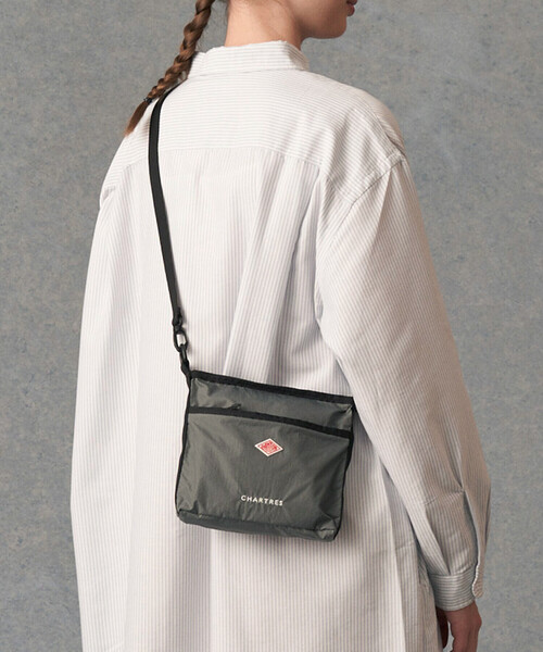 DANTON(ダントン)の「MICRO RIP NYLON SHOULDER POUCH〈CHARTRES〉(ショルダーバッグ・レディース・ブラック/グレー/レッド/ネイビー/オリーブ/グレイッシュベージュ・-)」の9枚目の写真