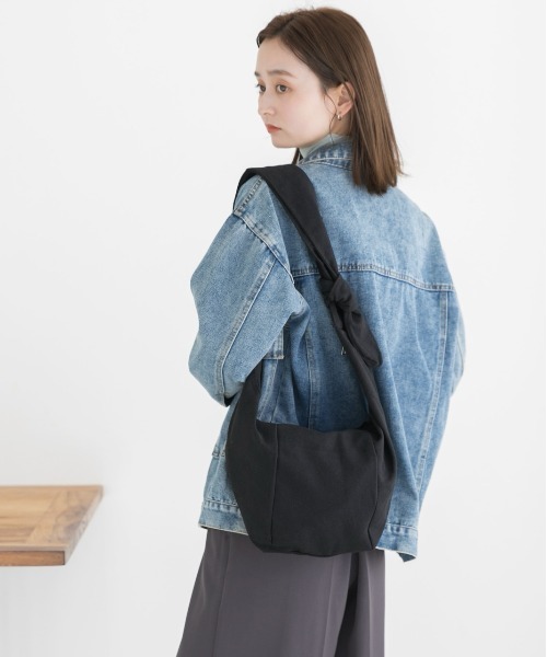 ad thie（アドティエ）の「アジャスタブルハンドル キャンバスショルダーバッグ（ボディバッグ/ウエストポーチ・レディース・ブラック/オフホワイト・FREE）」の8枚目の写真