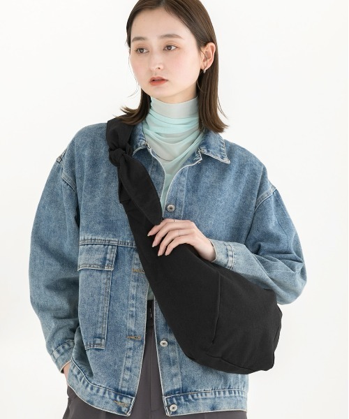 ad thie（アドティエ）の「アジャスタブルハンドル キャンバスショルダーバッグ（ボディバッグ/ウエストポーチ・レディース・ブラック/オフホワイト・FREE）」の10枚目の写真