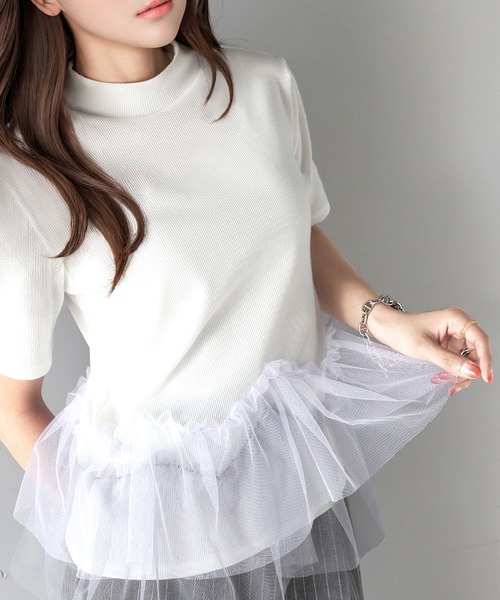 甘さの中にカジュアル要素も取り入れた1枚。チュールフリルモックネックTシャツ