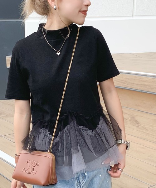 甘さの中にカジュアル要素も取り入れた1枚。チュールフリルモックネックTシャツ