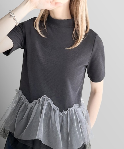 甘さの中にカジュアル要素も取り入れた1枚。チュールフリルモックネックTシャツ