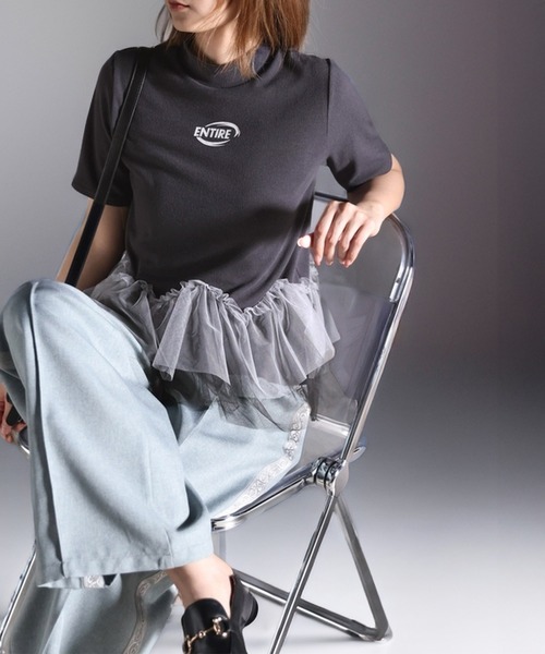 甘さの中にカジュアル要素も取り入れた1枚。チュールフリルモックネックTシャツ