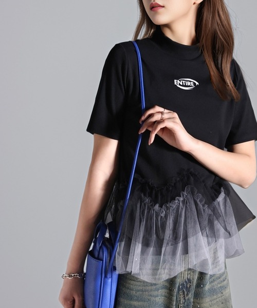 甘さの中にカジュアル要素も取り入れた1枚。チュールフリルモックネックTシャツ
