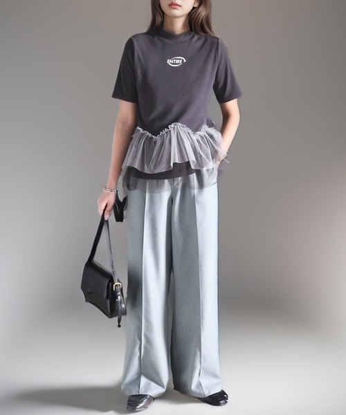 甘さの中にカジュアル要素も取り入れた1枚。チュールフリルモックネックTシャツ