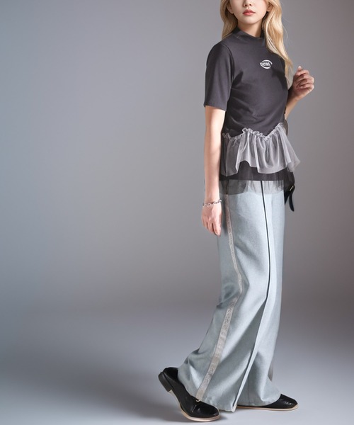 甘さの中にカジュアル要素も取り入れた1枚。チュールフリルモックネックTシャツ