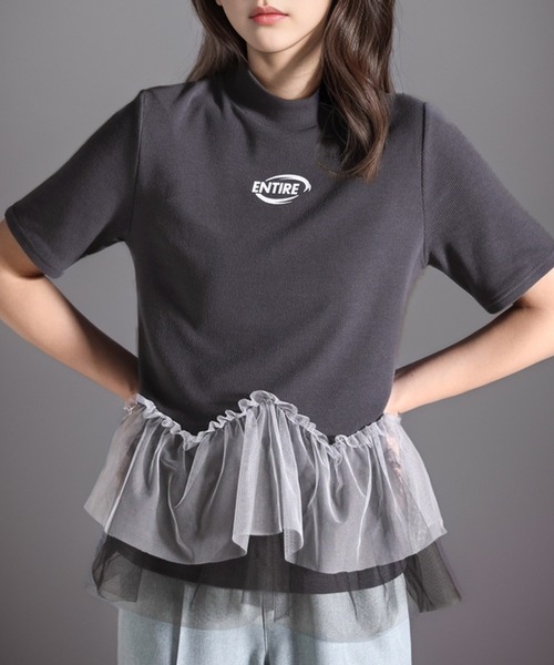 甘さの中にカジュアル要素も取り入れた1枚。チュールフリルモックネックTシャツ