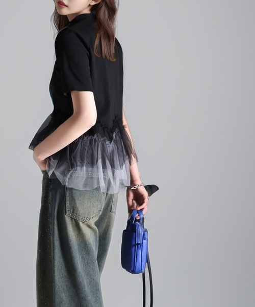 甘さの中にカジュアル要素も取り入れた1枚。チュールフリルモックネックTシャツ