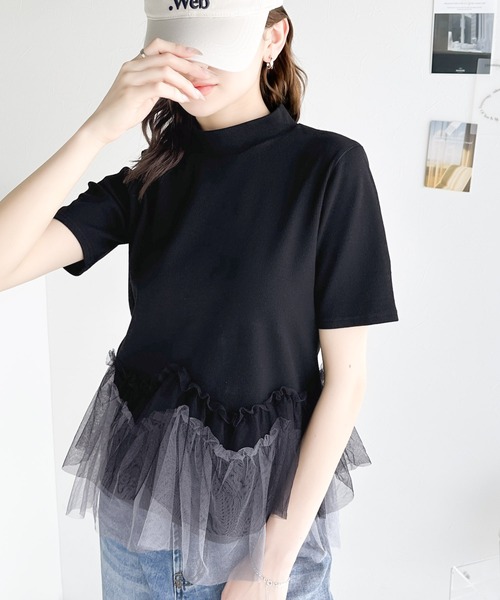 甘さの中にカジュアル要素も取り入れた1枚。チュールフリルモックネックTシャツ