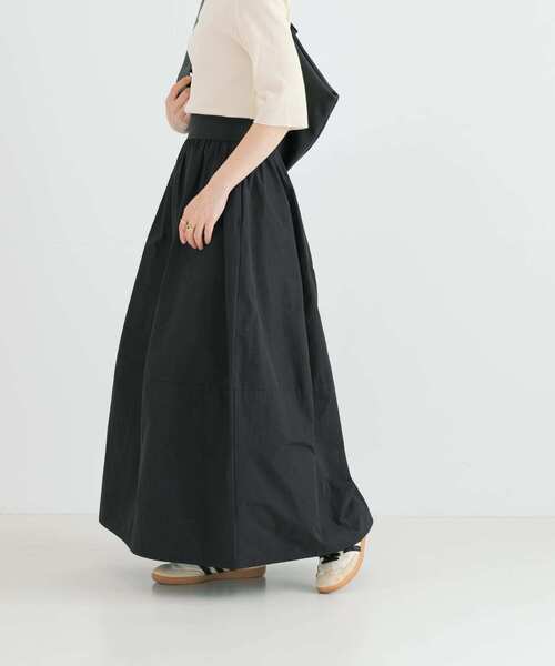 URBAN RESEARCH(アーバンリサーチ)の「コクーンマキシスカート(スカート・レディース・ブラック/オフホワイト・FREE)」の4枚目の写真