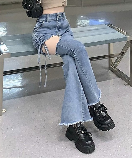 GLAMOROUS JANE(グラマラスジェーン)の「サイドカットアウトシャーリングリボン裾フリンジデニムパンツ(デニムパンツ・レディース・ブルー・S/M/L)」の2枚目の写真