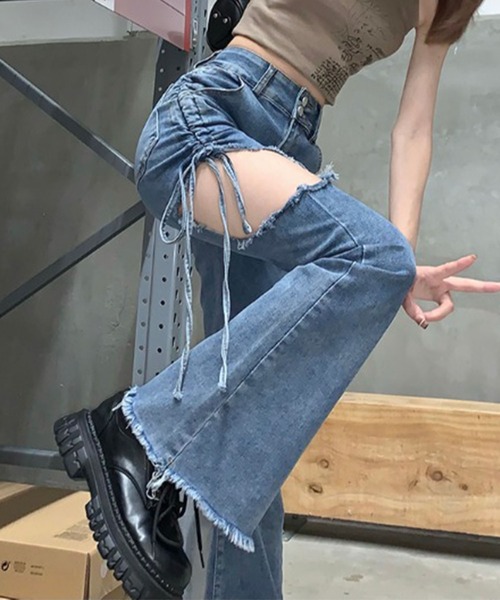 GLAMOROUS JANE(グラマラスジェーン)の「サイドカットアウトシャーリングリボン裾フリンジデニムパンツ(デニムパンツ・レディース・ブルー・S/M/L)」の3枚目の写真