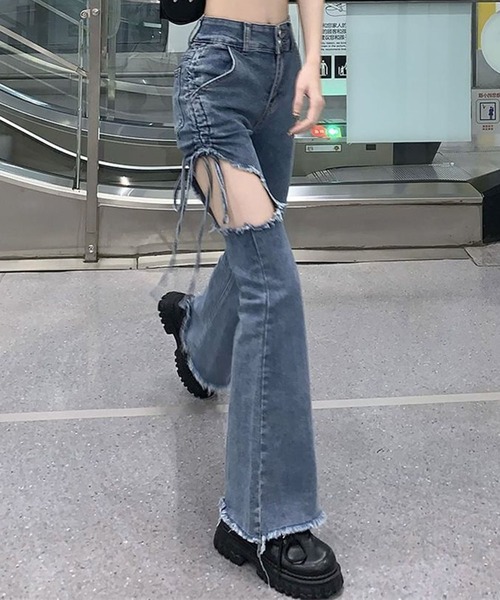 GLAMOROUS JANE(グラマラスジェーン)の「サイドカットアウトシャーリングリボン裾フリンジデニムパンツ(デニムパンツ・レディース・ブルー・S/M/L)」の5枚目の写真