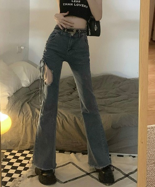 GLAMOROUS JANE(グラマラスジェーン)の「サイドカットアウトシャーリングリボン裾フリンジデニムパンツ(デニムパンツ・レディース・ブルー・S/M/L)」の9枚目の写真