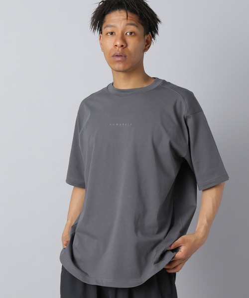 NUMERALS(ヌメラルズ)の「【NUMERALS】コンフォートロゴTシャツ(Tシャツ/カットソー・メンズ・ホワイト/グレー/ブラック・MEDIUM/LARGE)」の3枚目の写真
