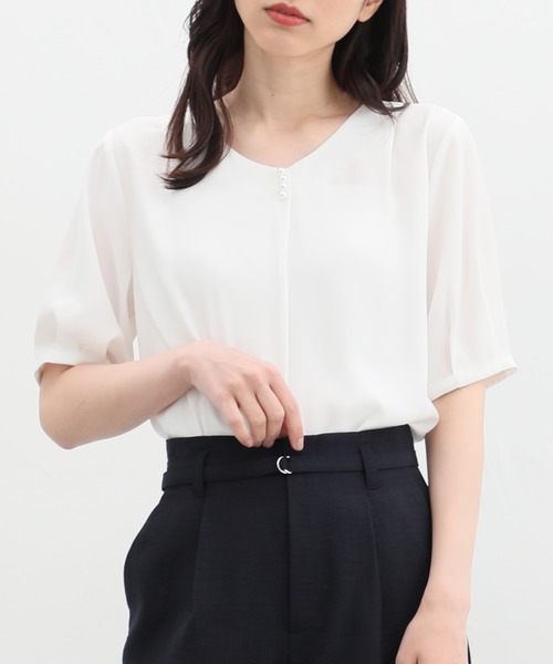 Honeys（ハニーズ）の「パール付きブラウス（シャツ/ブラウス・レディース・ネイビー/イエロー/グレイッシュベージュ/ブルー/ホワイト・S/M/L/LL/3L）」の2枚目の写真