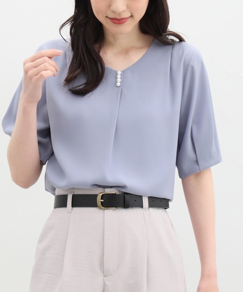 Honeys（ハニーズ）の「パール付きブラウス（シャツ/ブラウス・レディース・ネイビー/イエロー/グレイッシュベージュ/ブルー/ホワイト・S/M/L/LL/3L）」の4枚目の写真