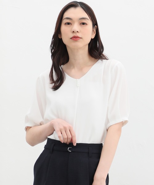 Honeys（ハニーズ）の「パール付きブラウス（シャツ/ブラウス・レディース・ネイビー/イエロー/グレイッシュベージュ/ブルー/ホワイト・S/M/L/LL/3L）」の7枚目の写真