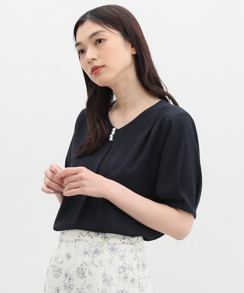 Honeys（ハニーズ）の「パール付きブラウス（シャツ/ブラウス・レディース・ネイビー/イエロー/グレイッシュベージュ/ブルー/ホワイト・S/M/L/LL/3L）」の9枚目の写真