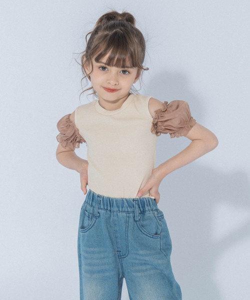 URBAN CHERRY(アーバンチェリー)の「オープンショルダー異素材ドッキングシアーパフスリーブリブトップス(Tシャツ/カットソー・キッズ・アイボリー/ブルー/ピンク・110cm/120cm/130cm/150cm/140cm)」の2枚目の写真