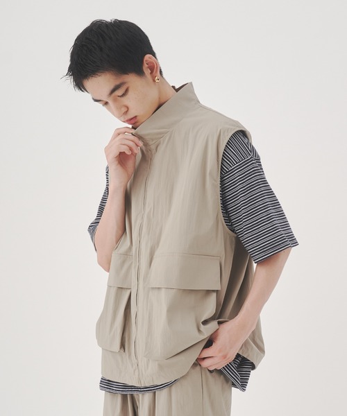 YOEL(ヨエル)の「YOEL - nylon vest / ナイロンべスト(ベスト・メンズ・グレイッシュベージュ/ブラック・MEDIUM/LARGE)」の2枚目の写真