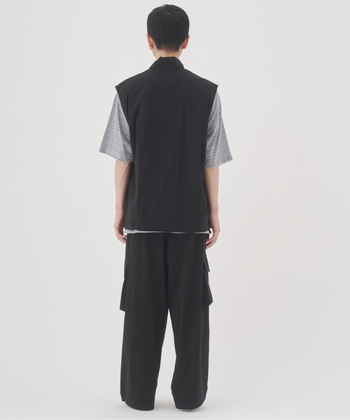 YOEL(ヨエル)の「YOEL - nylon vest / ナイロンべスト(ベスト・メンズ・グレイッシュベージュ/ブラック・MEDIUM/LARGE)」の3枚目の写真