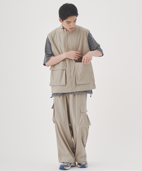 YOEL(ヨエル)の「YOEL - nylon vest / ナイロンべスト(ベスト・メンズ・グレイッシュベージュ/ブラック・MEDIUM/LARGE)」の5枚目の写真