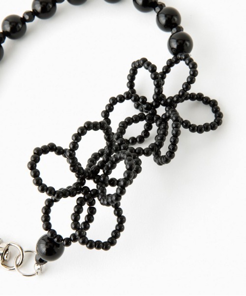 Casselini（キャセリーニ）の「Casselini(キャセリーニ)フラワービーズハンドストラップ（スマホグッズ・レディース・ホワイト/ブラック/シルバー/ラベンダー/クリア・FREE）」の7枚目の写真