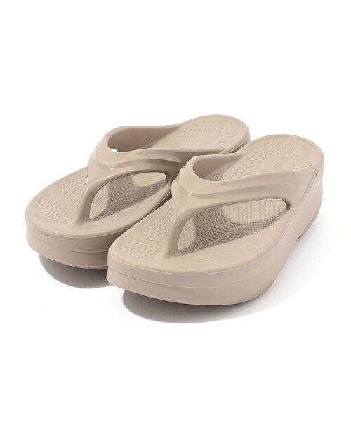 OOFOS(ウーフォス)の「OOFOS OOmega サンダル(サンダル・レディース・ブラック/ライトベージュ・23/24/25)」の1枚目の写真