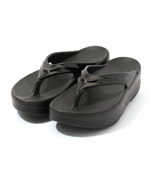 OOFOS(ウーフォス)の「OOFOS OOmega サンダル(サンダル・レディース・ブラック/ライトベージュ・23/24/25)」の2枚目の写真
