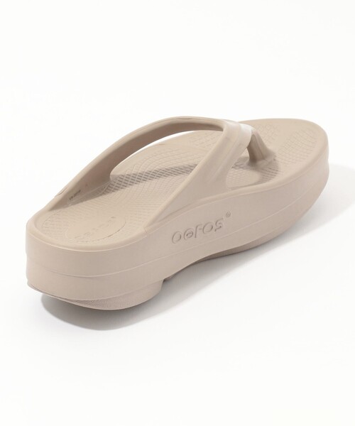 OOFOS(ウーフォス)の「OOFOS OOmega サンダル(サンダル・レディース・ブラック/ライトベージュ・23/24/25)」の6枚目の写真
