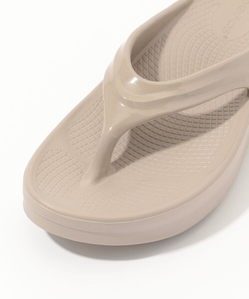 OOFOS(ウーフォス)の「OOFOS OOmega サンダル(サンダル・レディース・ブラック/ライトベージュ・23/24/25)」の7枚目の写真