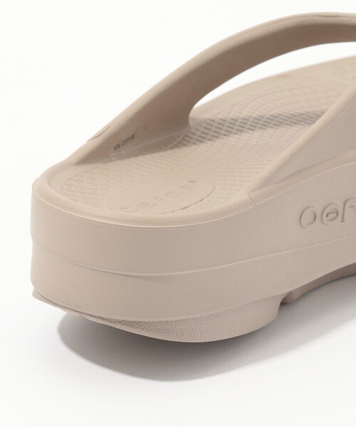 OOFOS(ウーフォス)の「OOFOS OOmega サンダル(サンダル・レディース・ブラック/ライトベージュ・23/24/25)」の8枚目の写真