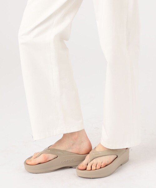 OOFOS(ウーフォス)の「OOFOS OOmega サンダル(サンダル・レディース・ブラック/ライトベージュ・23/24/25)」の10枚目の写真